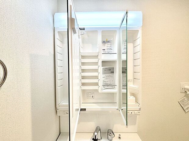 三面鏡の裏に、化粧品や衛生用品などを収納可能。洗面台をすっきりと保ちます!