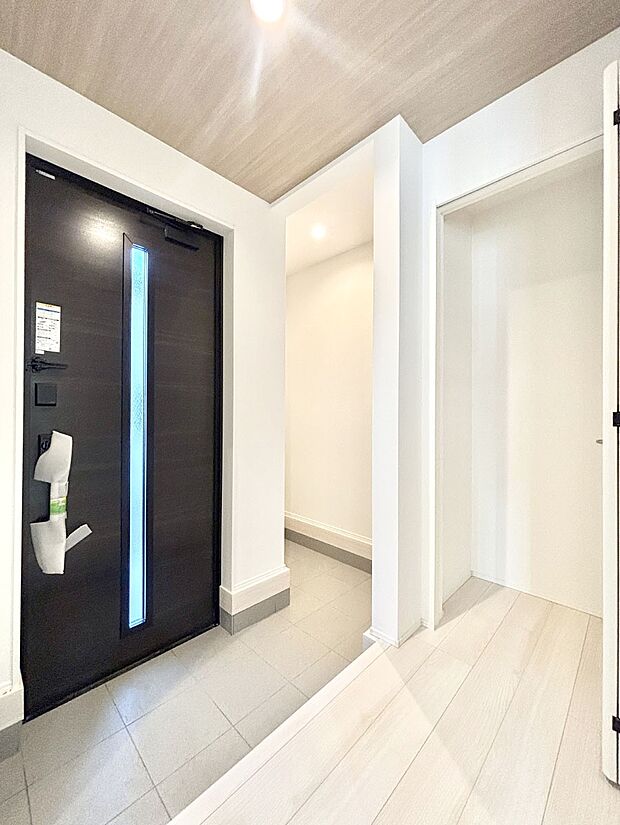 玄関ホール収納です。掃除道具やお出かけ用グッズの収納に便利です。