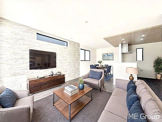 ご家族の賑やかな話し声で包まれる明るいリビング ※家具はCGです