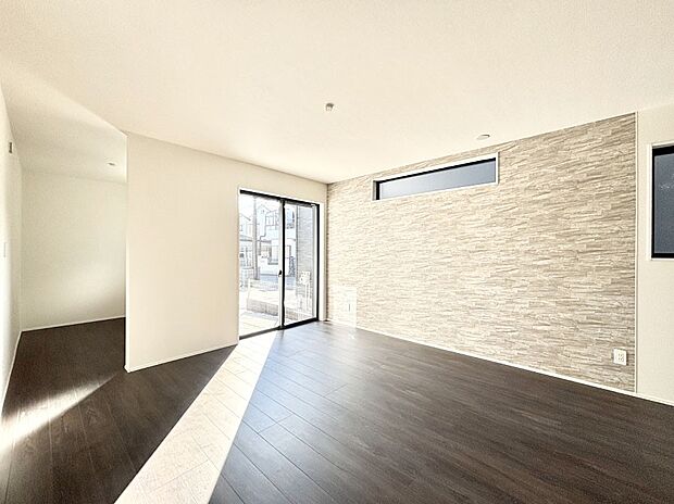 大きな窓からたっぷりの陽光と風を感じられるリビング