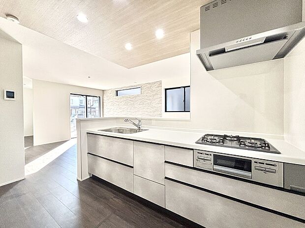 料理をしながらでもご家族との会話を楽しめる対面キッチン