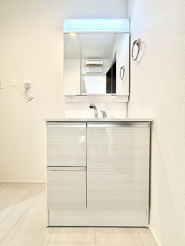 大きく見やすい三面鏡で清潔感ある洗面台は、身だしなみチェックや肌のお手入れにおすすめです。