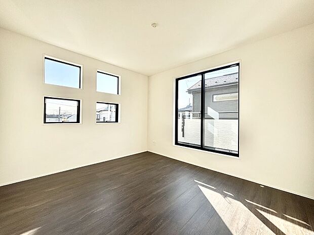 バルコニーが開放感をプラスしてくれる洋室  