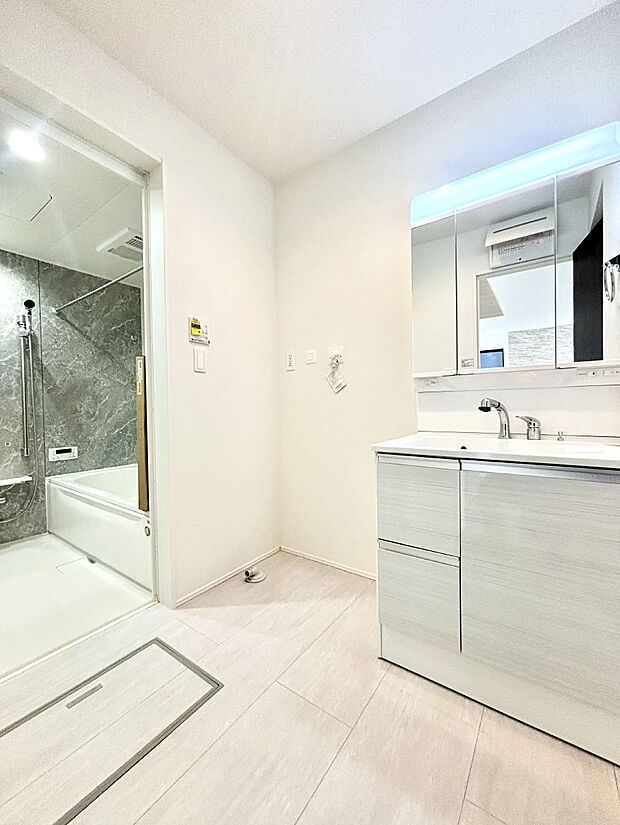 清潔感のある快適空間です。毎日の身支度も気持ち良くお使い頂けます。 