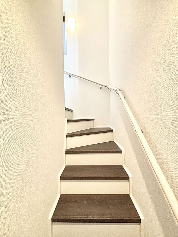 階段は手すり付きなので小さなお子さまやご高齢の方も安心です