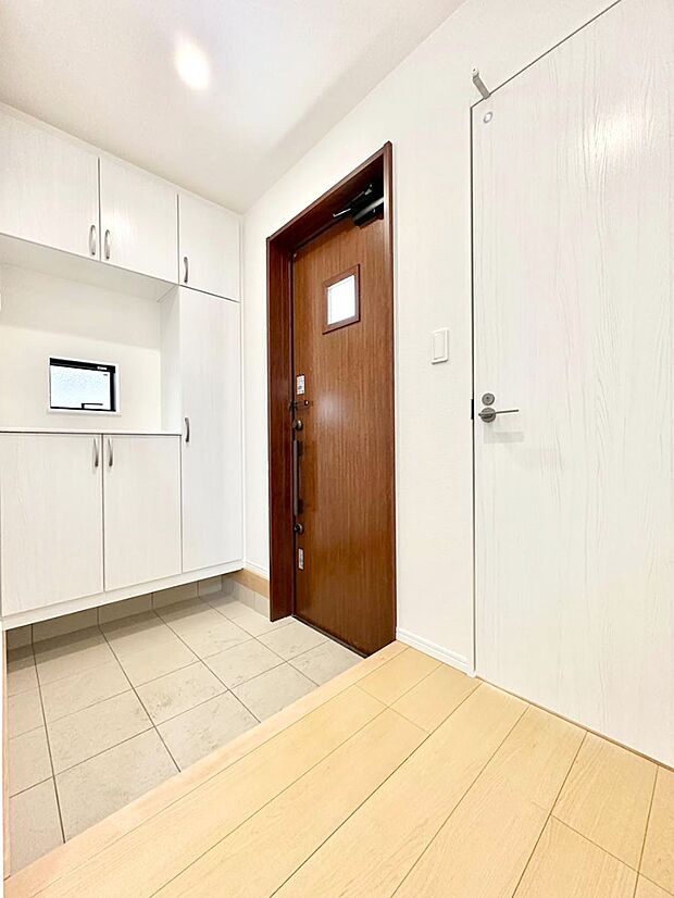 明るい玄関はお客様をお出迎えするのにぴったりです！ 