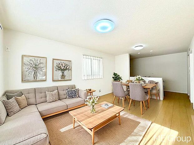 ご家族の賑やかな話し声で包まれる明るいリビング  ※家具はCGです