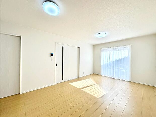 明るい陽光が注ぎ、寛ぎの雰囲気に満たされるリビング・ダイニング。   