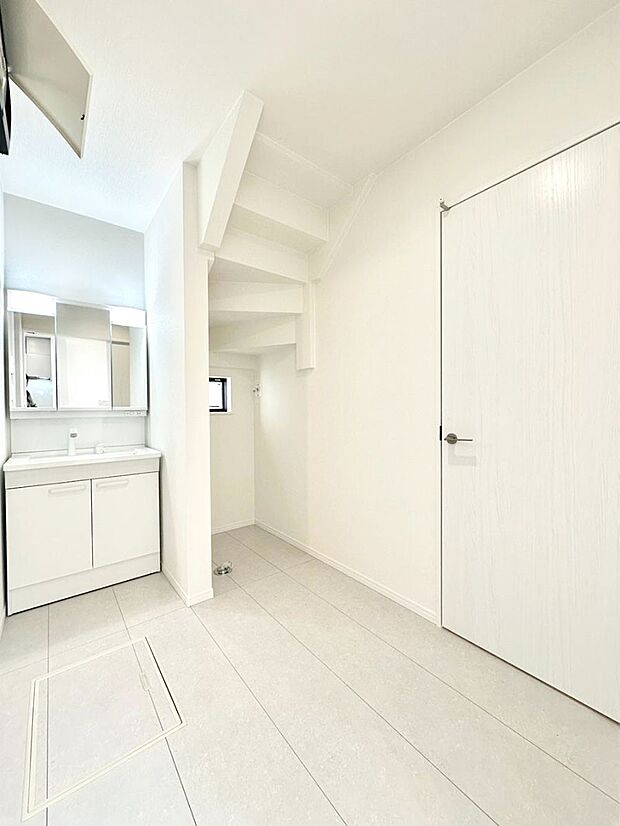 明るい洗面所は毎朝の身支度も楽しくできちゃいそうです。