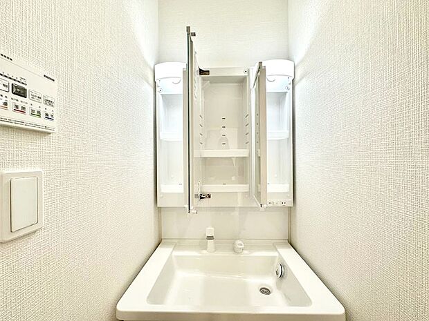 三面鏡の裏に、化粧品や衛生用品などを収納可能。洗面台をすっきりと保ちます！