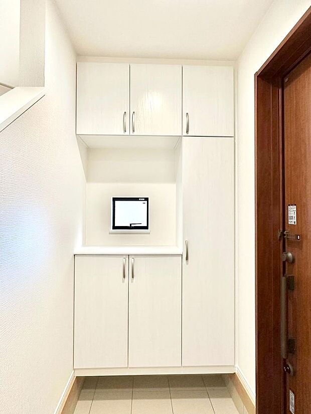 たっぷり収納できるシューズボックスで家族全員の靴も、玄関すっきり。  