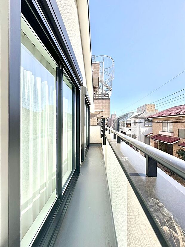 南向きのバルコニー！ご家族の洗濯物はもちろん、お布団もたっぷり干せます！