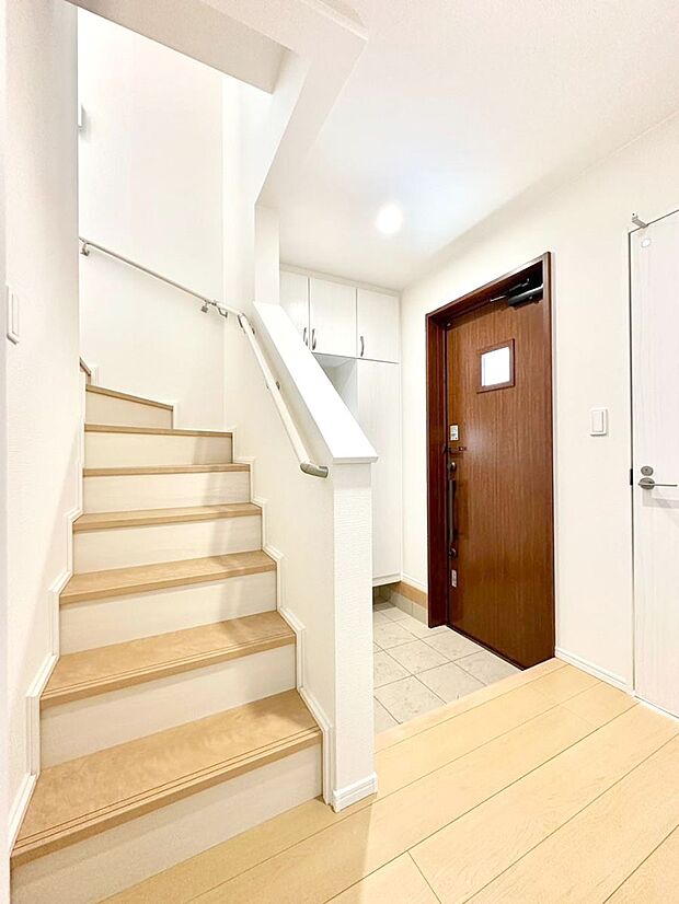 安全性を考慮し階段には手すりを設置しています