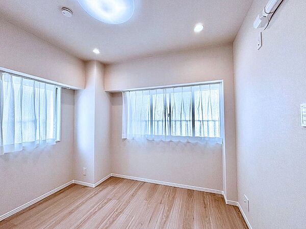 2面採光の洋室。窓から入り込む陽光がお部屋全体を優しく包み込みます！