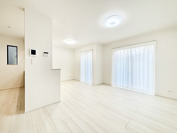 明るい陽光が注ぎ、寛ぎの雰囲気に満たされるリビング・ダイニング。 