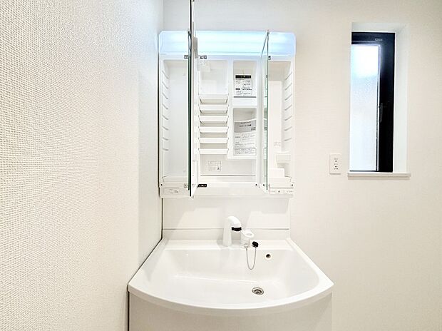 三面鏡の裏に、化粧品や衛生用品などを収納可能。洗面台をすっきりと保ちます！  