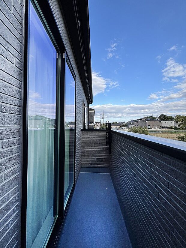 暖かな陽光が降り注ぐバルコニーはお洗濯におすすめ。爽やかな風も心地よいです。 