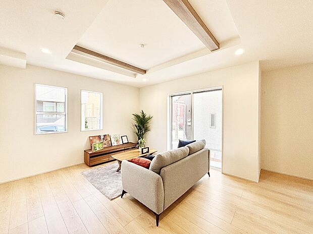 ご家族の賑やかな話し声で包まれる明るいリビング