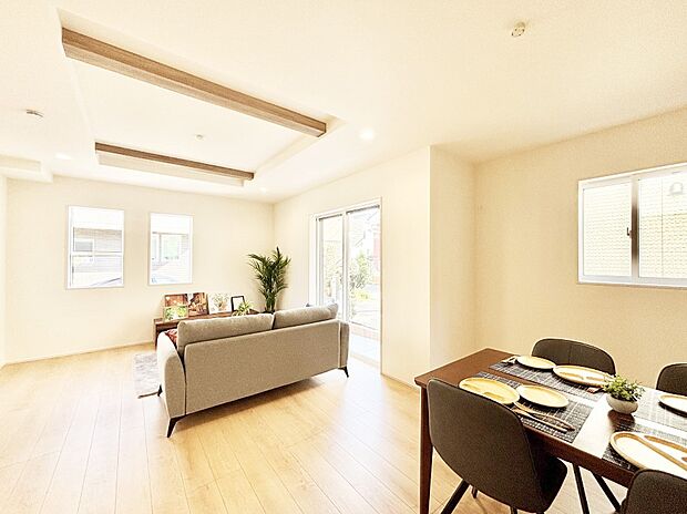 大きな窓からたっぷりの陽光と風を感じられるリビング