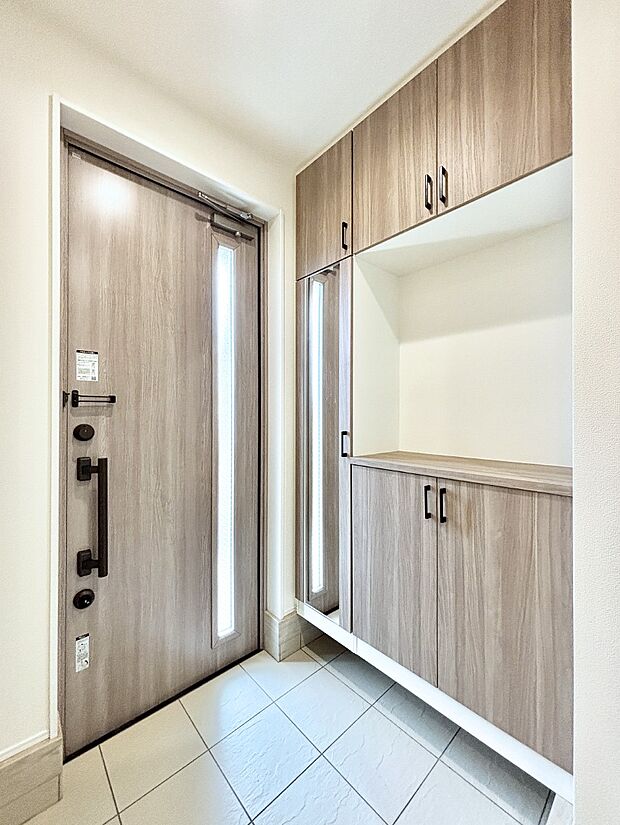 飾り棚を利用して、お越しいただくお客様をおもてなしできます。