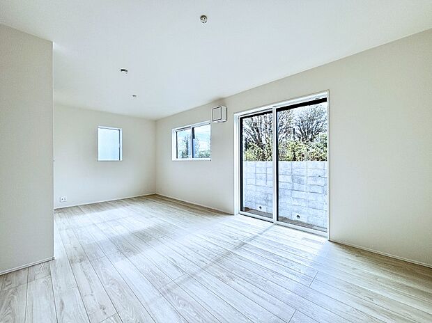 大きな窓からたっぷりの陽光と風を感じられるリビング