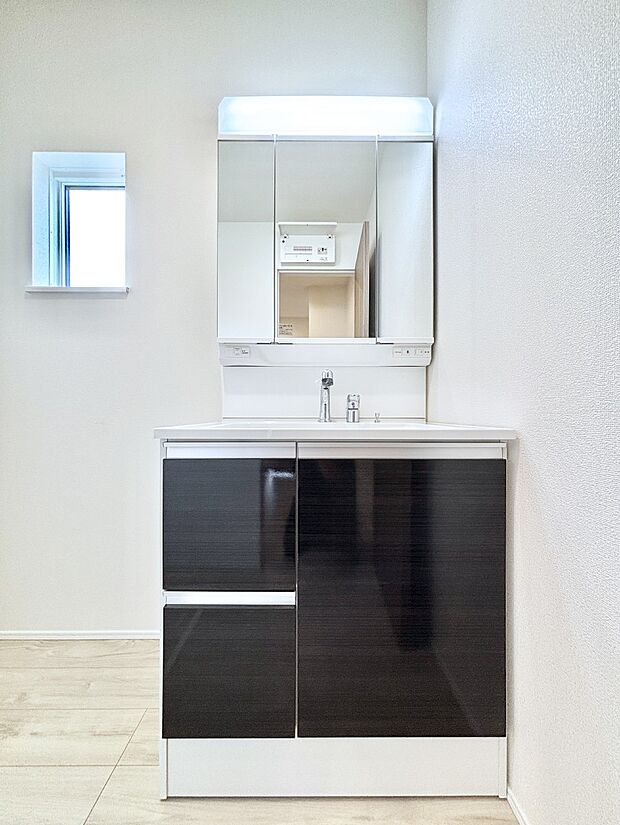 大きく見やすい三面鏡で清潔感ある洗面台は、身だしなみチェックや肌のお手入れにおすすめです。 