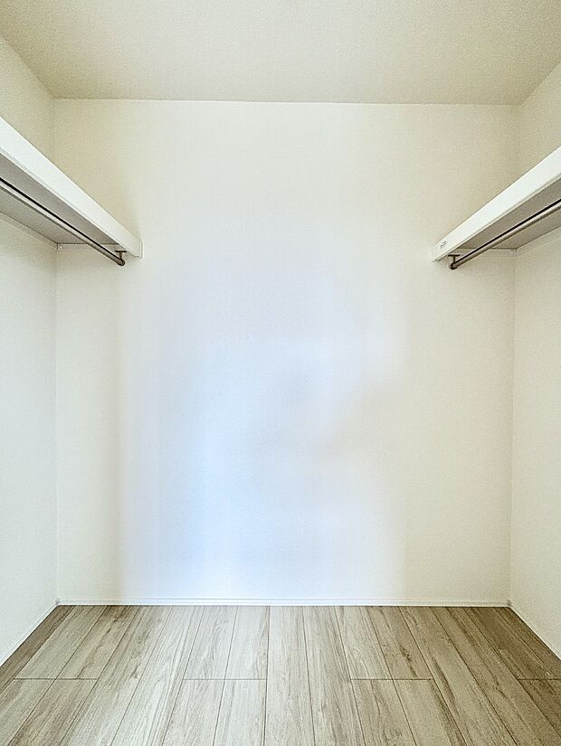 ウォークインクローゼット付きで生活空間を広く利用できます。