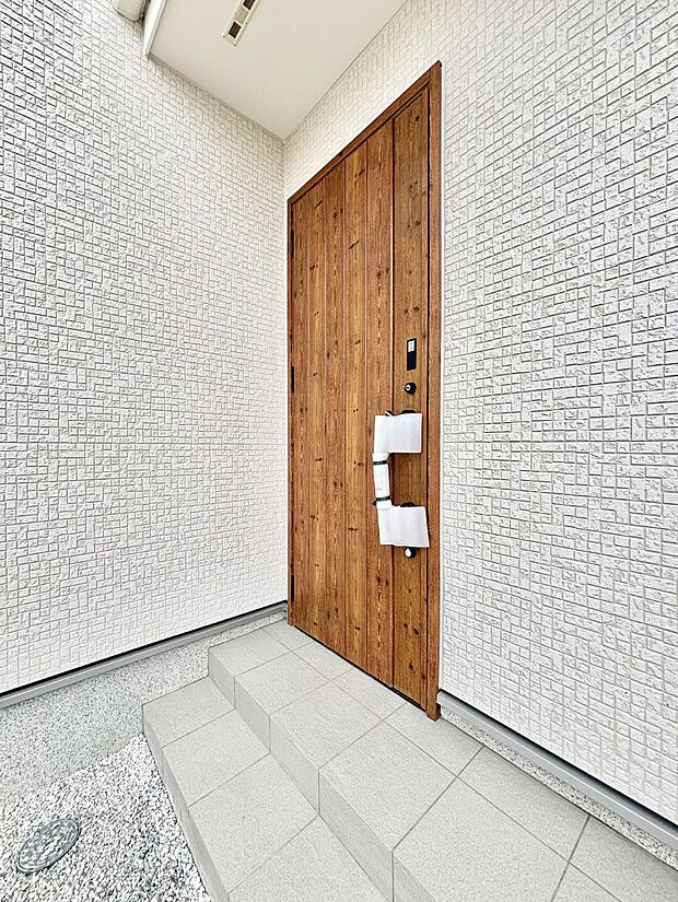 大切な家族、来客を出迎える玄関。