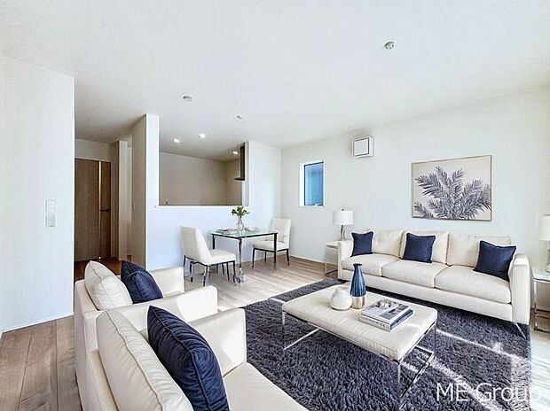 ご家族の賑やかな話し声で包まれる明るいリビング  ※家具はCGです