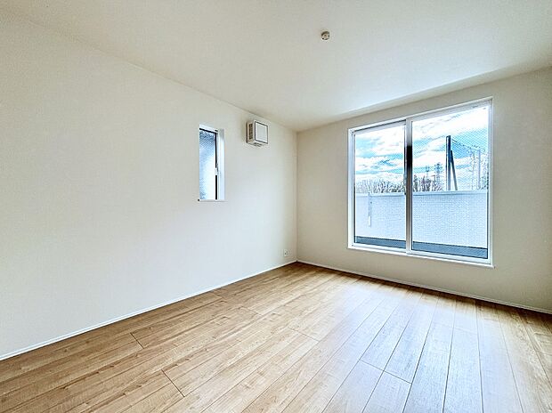 明るいバルコニーサイドに洋室を設置。目覚めの良い寝室に。 