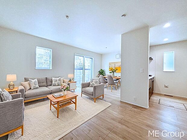 ご家族の賑やかな話し声で包まれる明るいリビング  ※家具はCGです