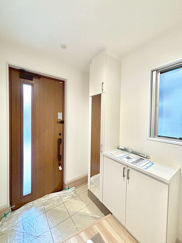 明るい玄関はお客様をお出迎えするのにぴったりです！ 