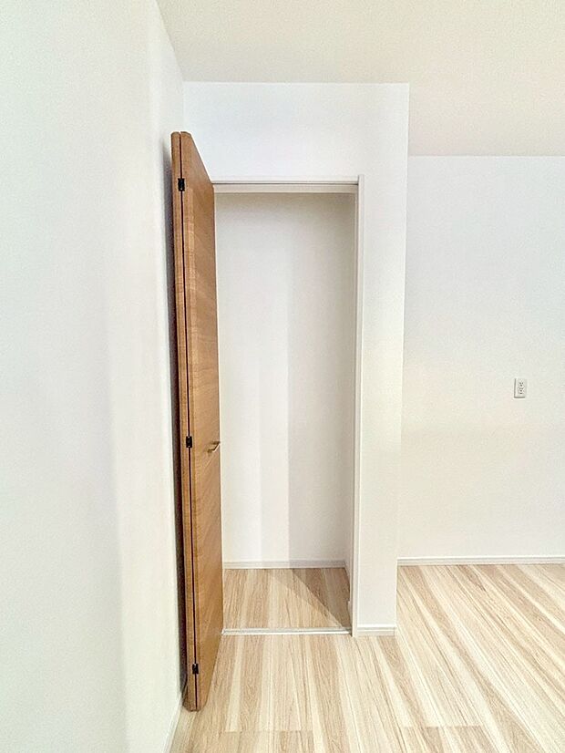 キッチン横収納！食材のストックはもちろん、日用品の収納など使い方はいろいろ！  