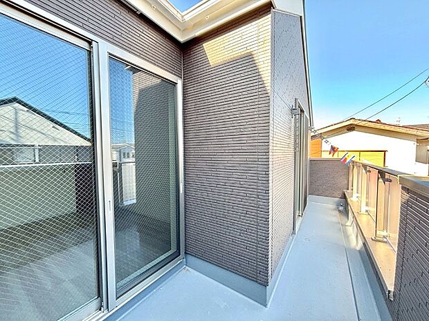 暖かな陽光が降り注ぐバルコニーはお洗濯におすすめ。爽やかな風も心地よいです。 