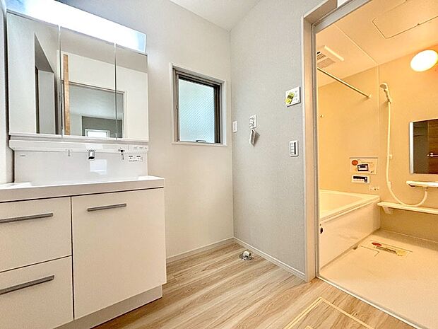 清潔感のある快適空間です。毎日の身支度も気持ち良くお使い頂けます。 