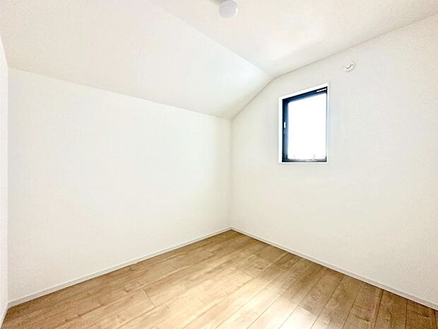 窓からのやさしい光が心地よいプライベートルーム