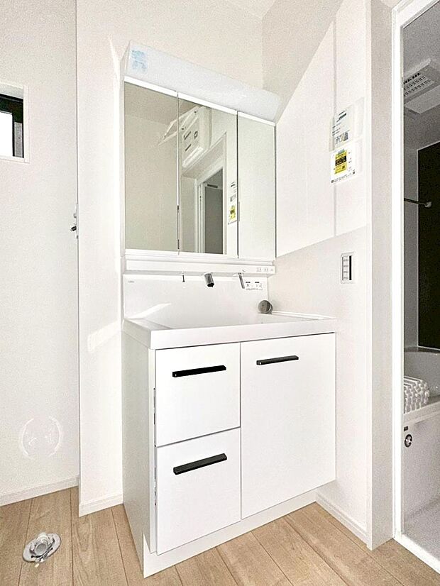 明るい洗面所は毎朝の身支度も楽しくできちゃいそうです。