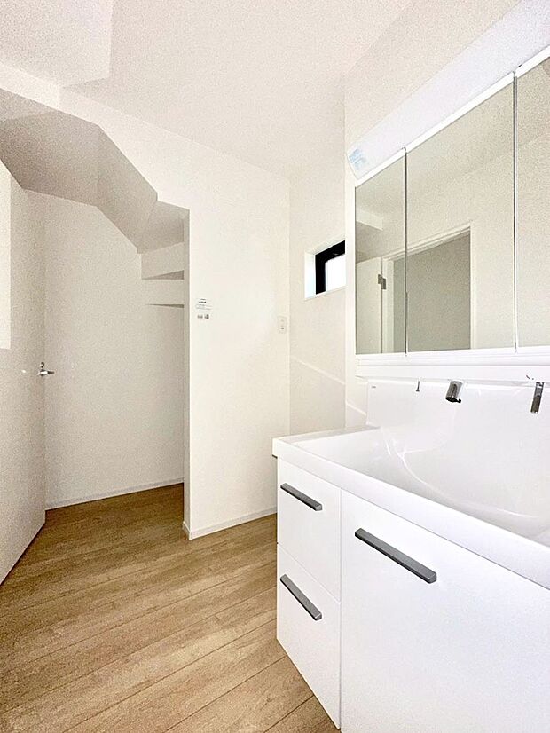 明るい洗面所は毎朝の身支度も楽しくできちゃいそうです。