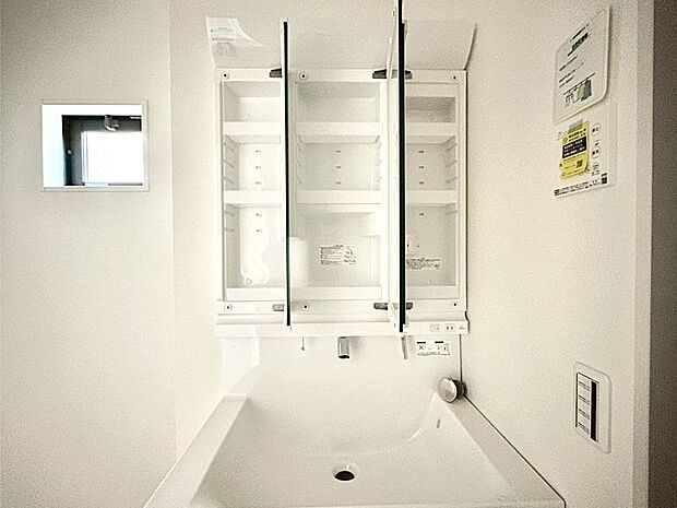 三面鏡の裏に、化粧品や衛生用品などを収納可能。洗面台をすっきりと保ちます!