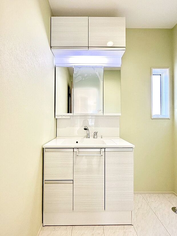 スタイリングに便利な三面鏡、ミラーキャビネットで細かい物スッキリ