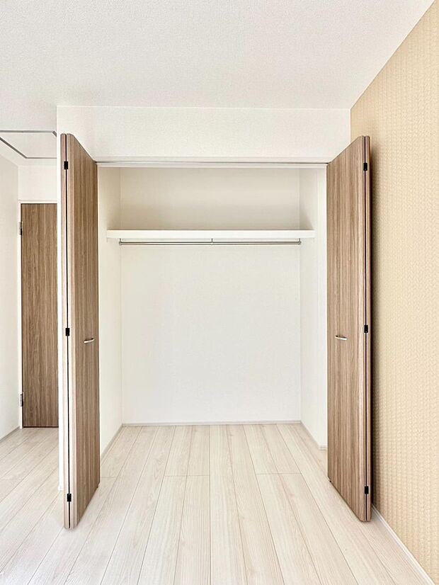 洋室のクローゼット。奥行きがあるので厚手の衣類もすっきり収まります。
