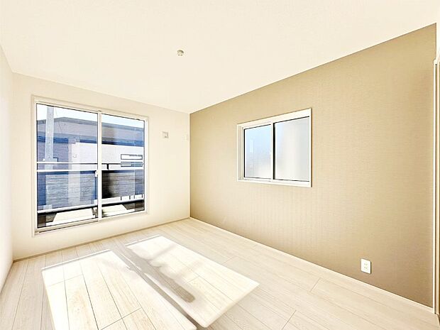 バルコニーが開放感をプラスしてくれる洋室