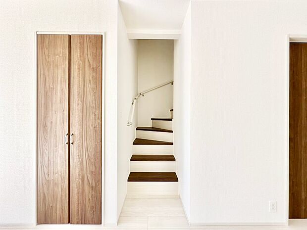 階段は手すり付きなので小さなお子さまやご高齢の方も安心です