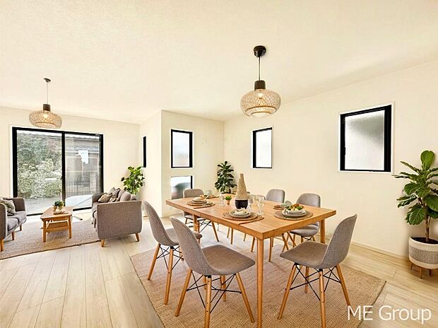 ご家族の賑やかな話し声で包まれる明るいリビング ※家具はCGです