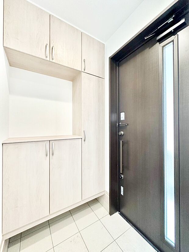 下駄箱はご家族の写真や季節のインテリアで飾り棚として演出できます