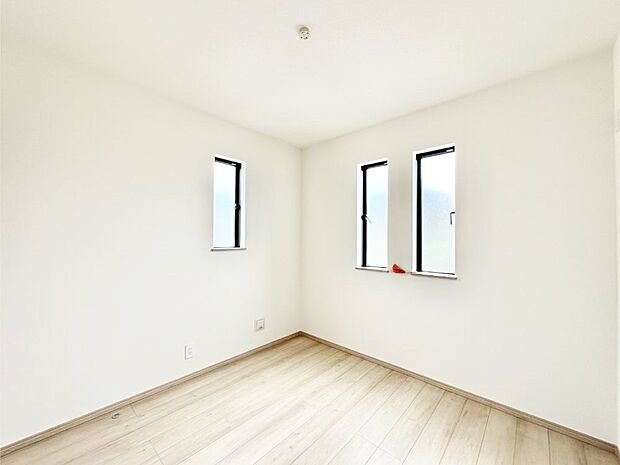 窓からのやさしい光が心地よいプライベートルーム