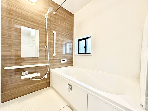 一日の疲れを癒してくれる明るい清潔感のあるバスルーム