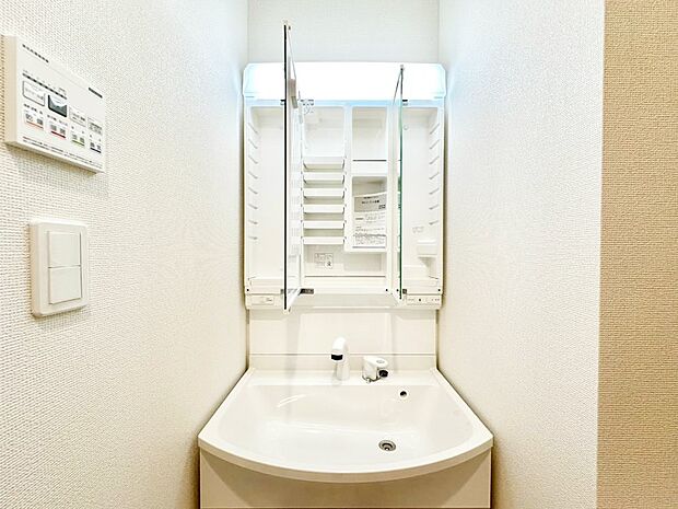 三面鏡の裏に、化粧品や衛生用品などを収納可能。洗面台をすっきりと保ちます！