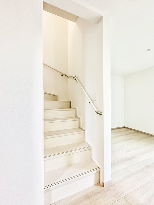 階段は手すり付きなので小さなお子さまやご高齢の方も安心です
