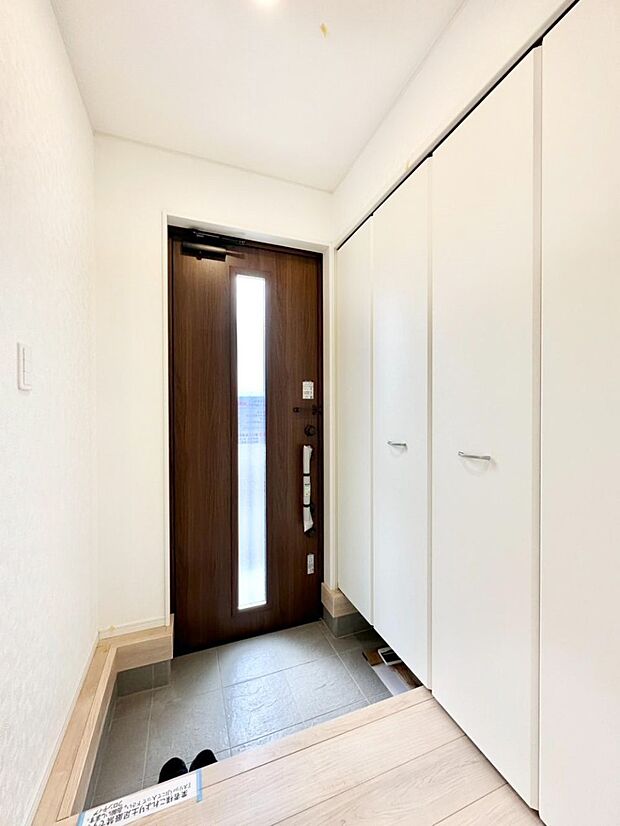 明るい玄関はお客様をお出迎えするのにぴったりです！ 